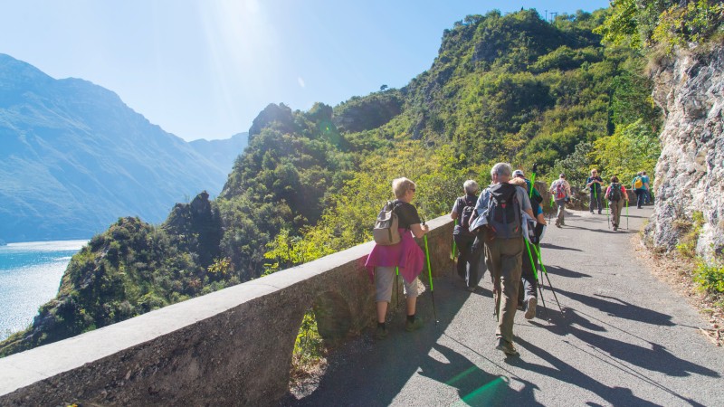 Mennesker som vandrer p� en vei